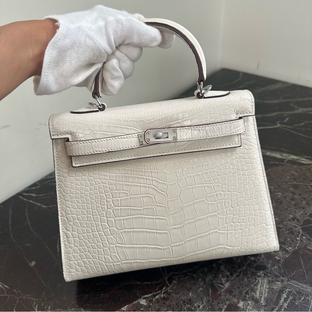 Chic White Crocodile-Embossed Crossbody Bag